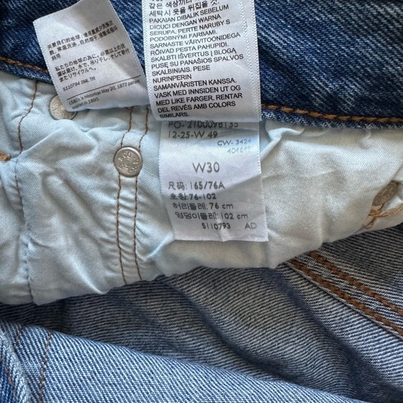 NWOT Women's Levi's 501 Classic Blue Distressed Denim Shorts Jeans Size 30 - Picture 5 of 7